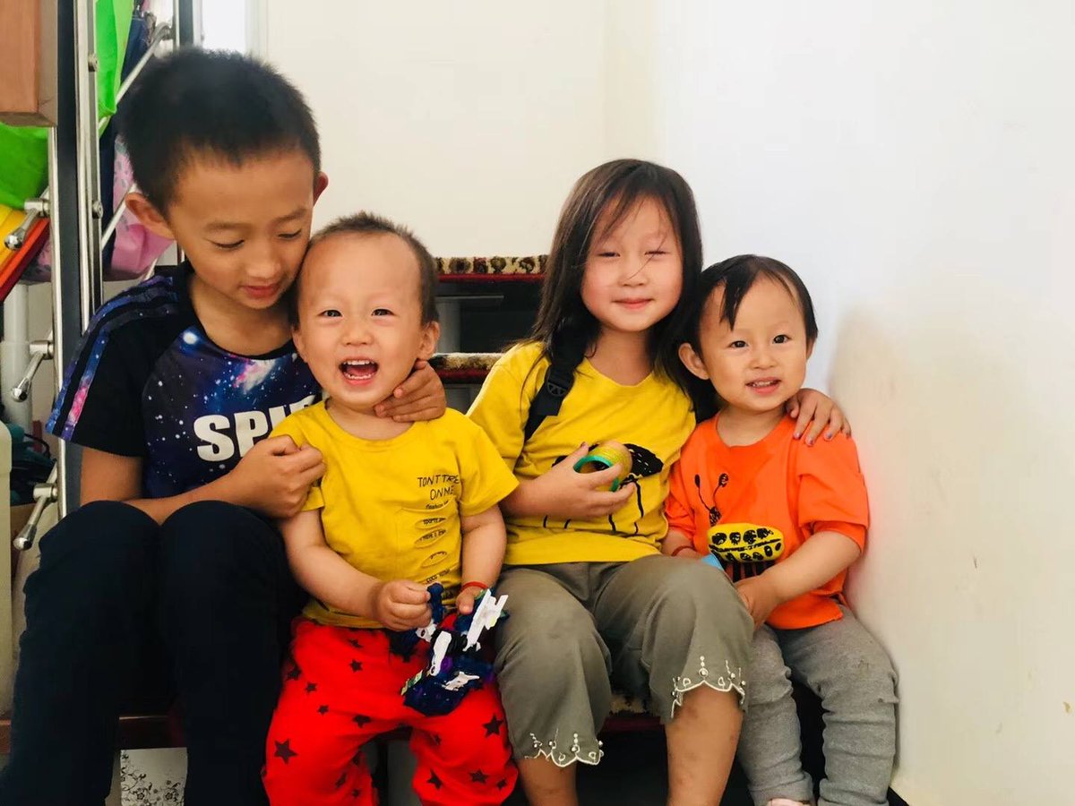 王藏的妈妈身体不好，还要一个人要照顾四个孩子，这日子过得有多艰难。请您关注他们一家！为他们发声！
今日诗人王藏被关押733天！王丽被关押713天！王藏的母亲和四个年幼的孩子被限制人身自由713！停止监控老人和四个年幼的孩子！保障家人最基本的生存权、发声权和室外活动的权利！
