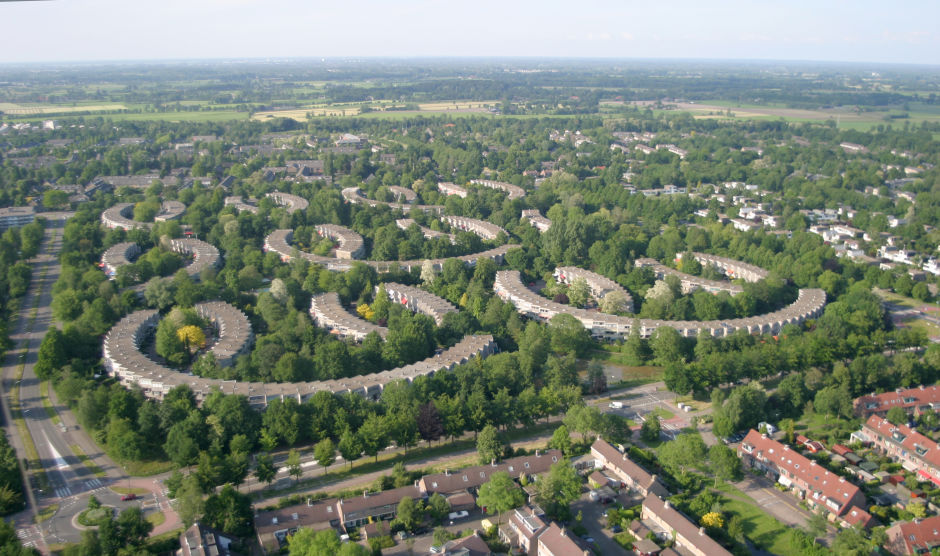 Park Roozendaal is al 50 jaar uniek in haar ontwerp. Dat is goed zichtbaar vanaf boven. Een organisch cirkelvormig ontwerp met veel groen. Huizen staan zij aan zij en verspringen net wat waardoor elk huis een vrij uitzicht en privacy heeft. En er een waaiervormig ontwerp ontstaat