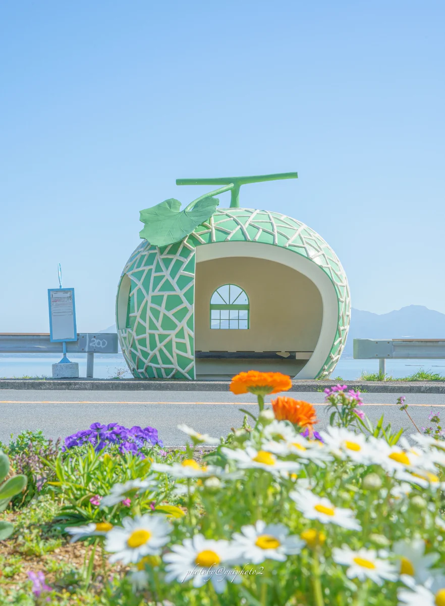あなたもおとぎの世界に迷い込める！？フルーツのバス停がメルヘンすぎる♡