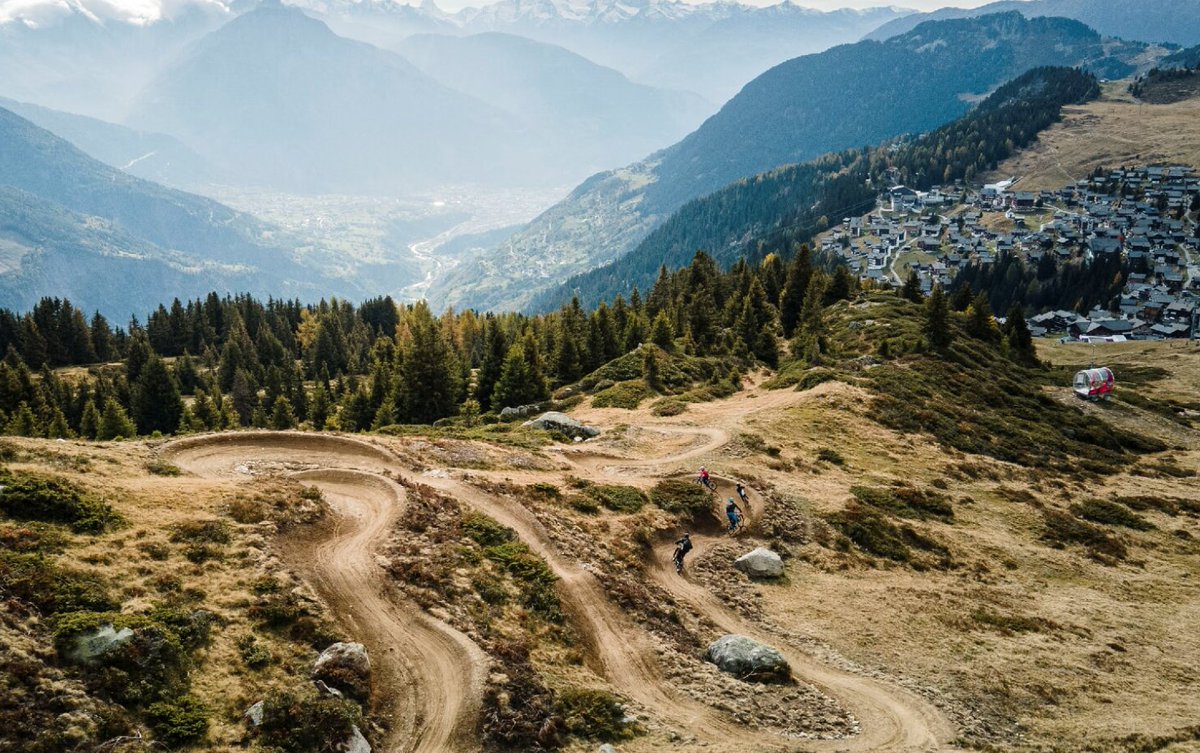 STCorpComm's tweet photo. #Schweizer #Sommer @AletschArena_ch @valaiswallis : #Flowtrail vor der gewaltigen Kulisse #Aletschgletscher! #IneedSwitzerland 🇨🇭☀️⛰️🚲 https://t.co/twkqXJ3H3Y https://t.co/clIcREOpaK