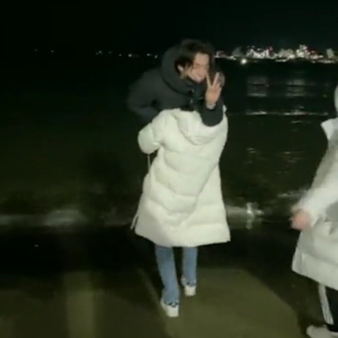 lgbttaejun's tweet photo. "i think i always go to the beach with you, taehyun hahah" — YEONJUN https://t.co/ekHGSLkI2R