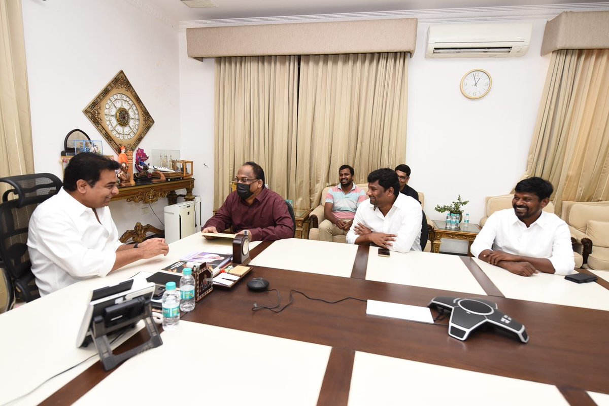 balkasumantrs's tweet photo. ఈరోజు ప్రగతి భవన్ లో మంత్రి శ్రీ @KTRTRS గారిని కలిసి తన కుమారుడి వివాహానికి హాజరు కాగలరని ఆహ్వానించిన మాజీ ఎమ్మెల్సీ ప్రొఫెసర్ @K_Nageshwar గారు. https://t.co/sHW3Z7drfv