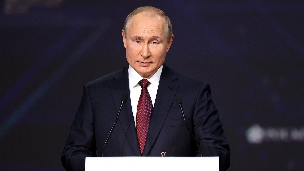 EmbassyofRussia's tweet photo. President #Putin: I am confident that for Russia 2020’s will become a period when country strengthens its economic sovereignty, which involves accelerated development of its infrastructure &amp; technological base, as well as establishment of independent &amp; efficient financial system https://t.co/mrHsrgXpeh