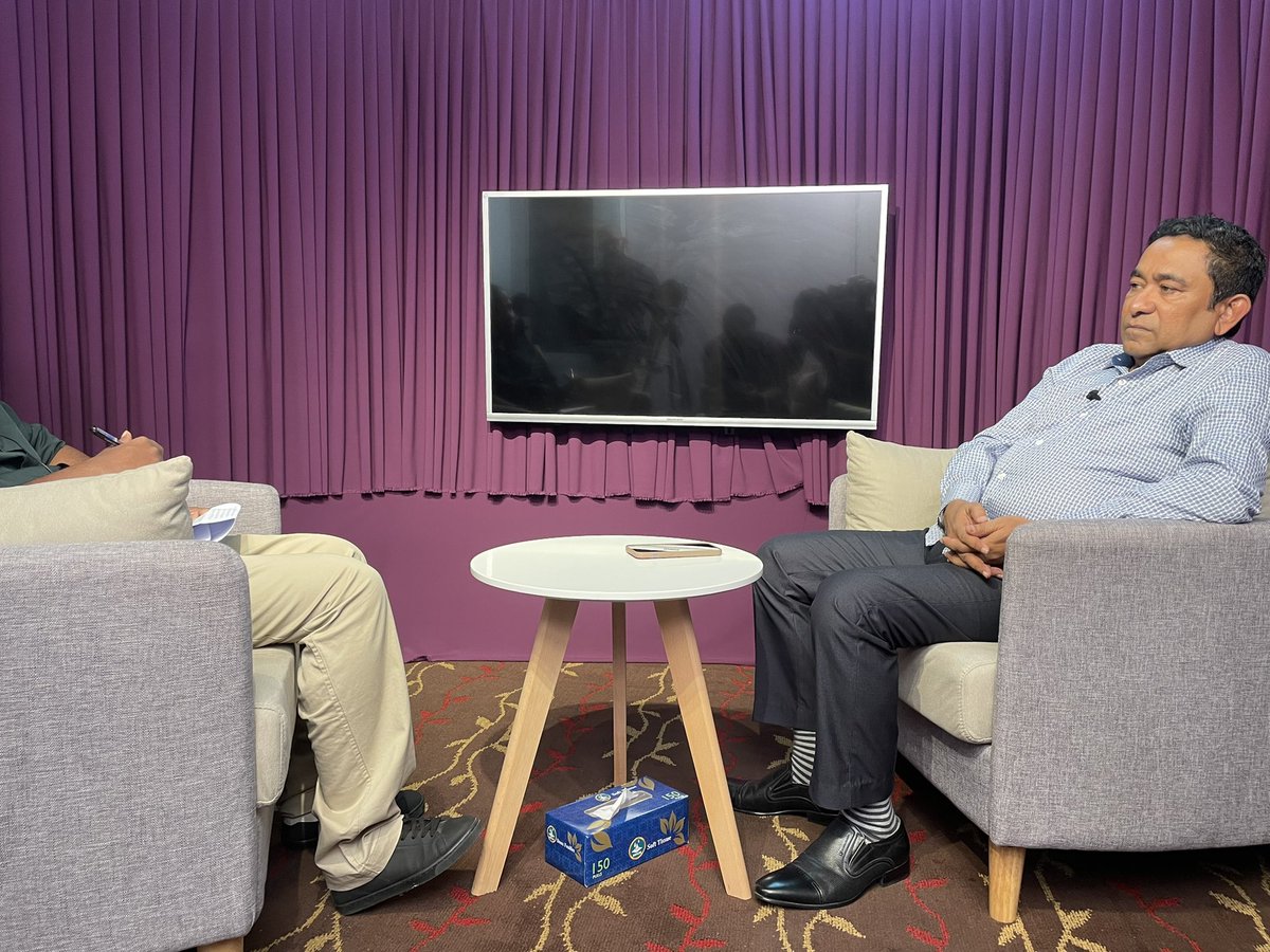 XefroX's tweet photo. ރައީސް @prz_ymn  ވަނީ ހިޔާ ފްލެޓް ކުލި މައްސަލާގައި ޕީޕީއެމް ވެރިކަމެއްގައި ކަންކުރައްވާނެ ގޮތާއި ލިޔުން ލިބި ފްލެޓް ނުލިބޭ ފަރާތްތަކާއި މެދު ކަންކުރައްވާގޮތުގެ ވާހަކަ @thevoice_mv  އާއި ހިއްސާކުރައްވާފައި https://t.co/1BcNAyqfk2