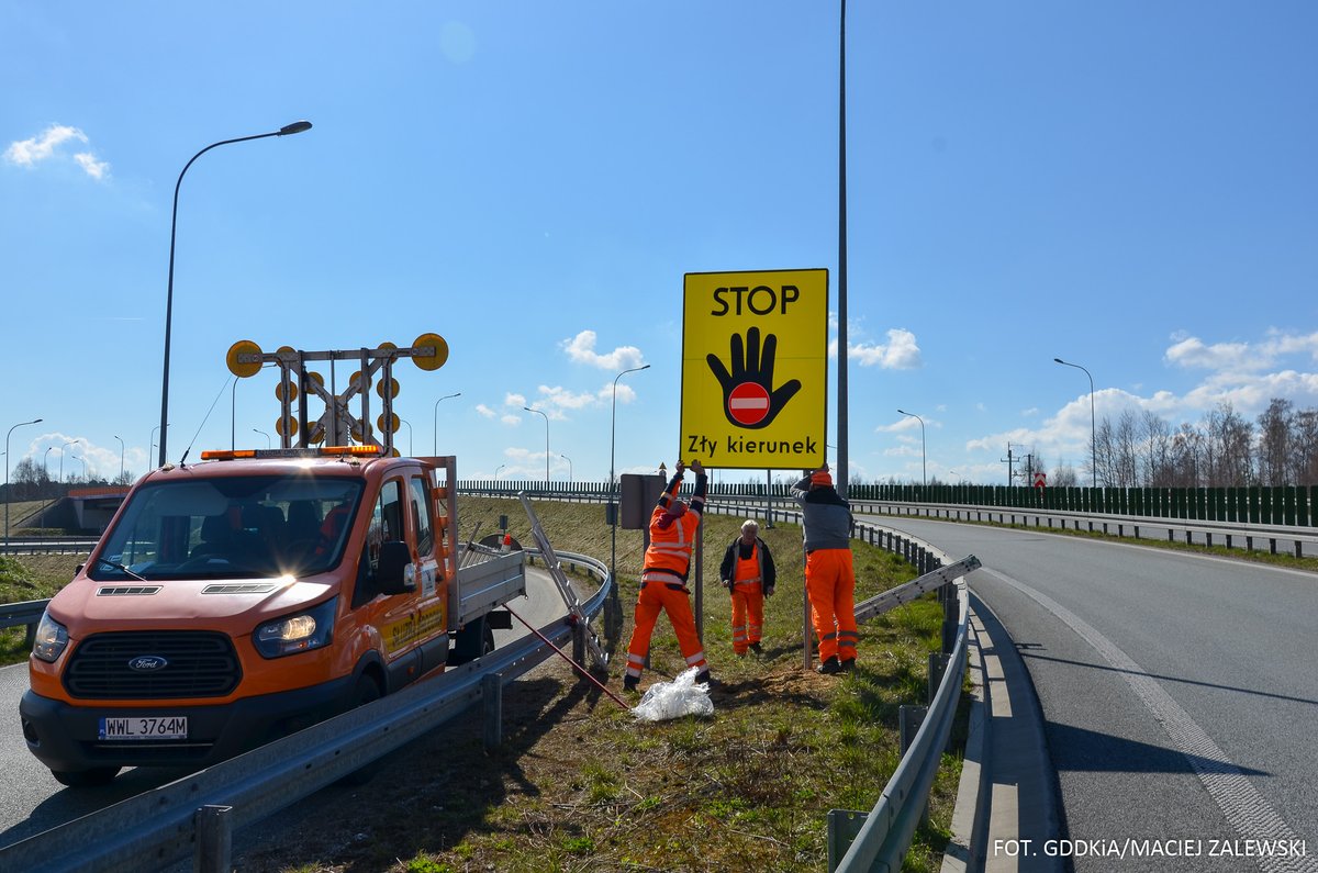 GDDKiA's tweet photo. 121 charakterystycznych tablic STOP – Zły kierunek, ustawionych przy drogach szybkiego ruchu zarządzanych przez GDDKiA, to początek naszych działań zmierzających do zmniejszenia liczby przypadków jazdy pod prąd. Ustawienie tych tablic spotkało się z pozytywnym odbiorem. https://t.co/SKDlx11ekG