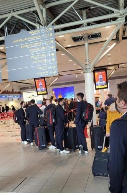 lisajanebailey2's tweet photo. When your daughter is waiting to check-in &amp; realises she's queueing behind #TeamFerrari 🇮🇹 https://t.co/yNSHUD2VX9