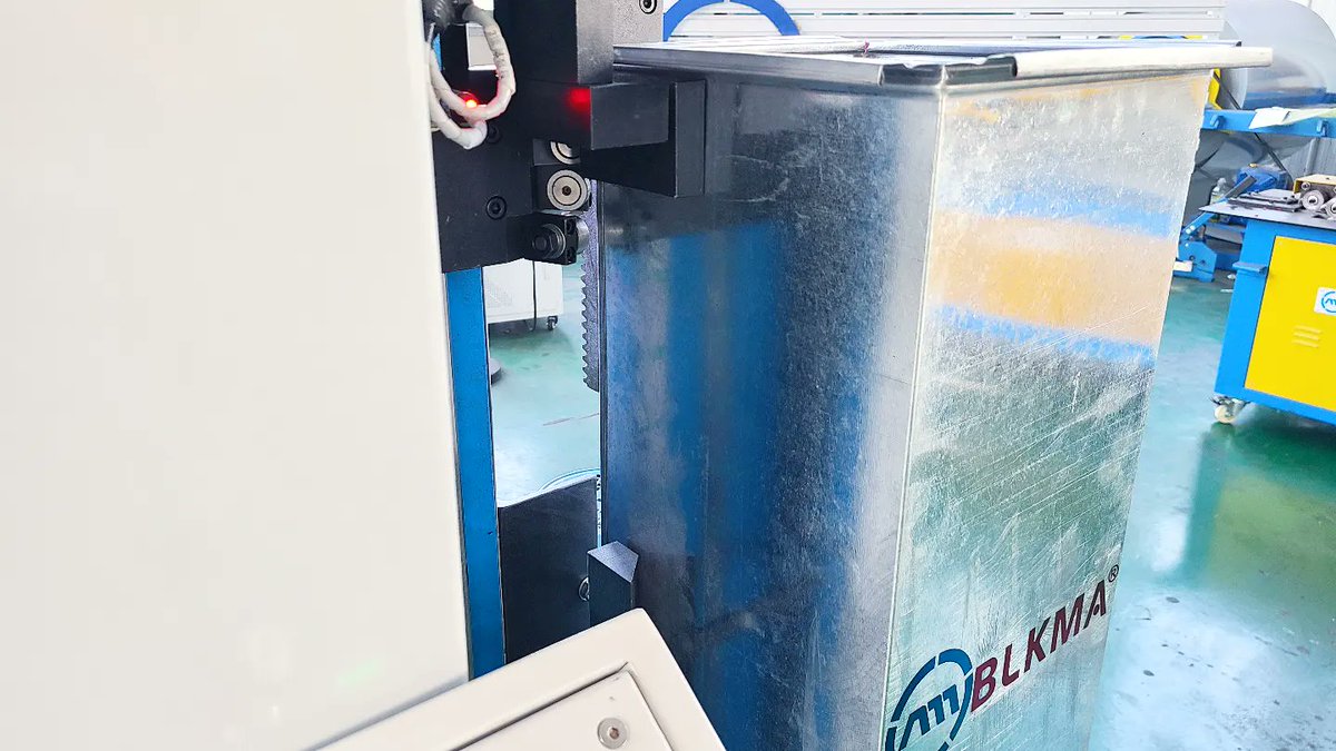 BLKMA_Machinery's tweet photo. BLKMA Duct lock seam machine
CNC control has higher processing efficiency and perfect closing angle
#BLKMA
#Ductwork
#DuctMachine https://t.co/rwvidHzUqn