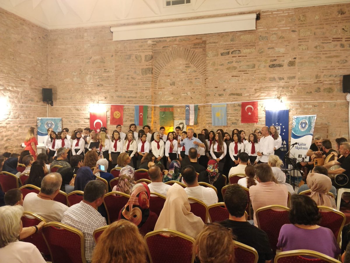 LisesiBursa's tweet photo. “Gençleşen Türküler Konseri” coşkuyla gerçekleşmiştir. Emeklerinden ötürü müzik öğretmenimiz Zeynep Başsoy ve koro öğrencilerimize teşekkür ediyor, başarılı çalışmalarının devamını diliyorum.. @serkangur_bursa @GurhanCokgezer @bursailmem16 @BursaValiligi @Osmangazi_MEM @meb_ogm https://t.co/fNA0OJZGlb