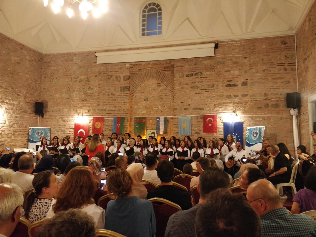 LisesiBursa's tweet photo. “Gençleşen Türküler Konseri” coşkuyla gerçekleşmiştir. Emeklerinden ötürü müzik öğretmenimiz Zeynep Başsoy ve koro öğrencilerimize teşekkür ediyor, başarılı çalışmalarının devamını diliyorum.. @serkangur_bursa @GurhanCokgezer @bursailmem16 @BursaValiligi @Osmangazi_MEM @meb_ogm https://t.co/fNA0OJZGlb
