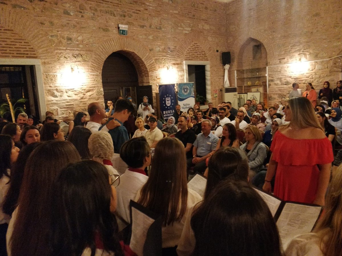 LisesiBursa's tweet photo. “Gençleşen Türküler Konseri” coşkuyla gerçekleşmiştir. Emeklerinden ötürü müzik öğretmenimiz Zeynep Başsoy ve koro öğrencilerimize teşekkür ediyor, başarılı çalışmalarının devamını diliyorum.. @serkangur_bursa @GurhanCokgezer @bursailmem16 @BursaValiligi @Osmangazi_MEM @meb_ogm https://t.co/fNA0OJZGlb