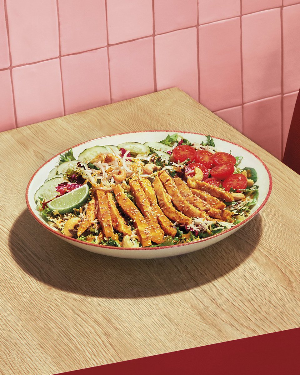 VIPS's tweet photo. ¿Son realmente ensaladas?😱🤤🥗 ¡Ya están aquí las nuevas! ¿Una con higos y burrata y la otra con pollo Thai? De locos… 🤯¡Vente, pruébalas y cuéntanos! El resto ya las conoces... #LimitedEdition #ensaladasvips #Thai #Waikiki #LosÁngeles #5Quesos https://t.co/M6rBmcFAZy