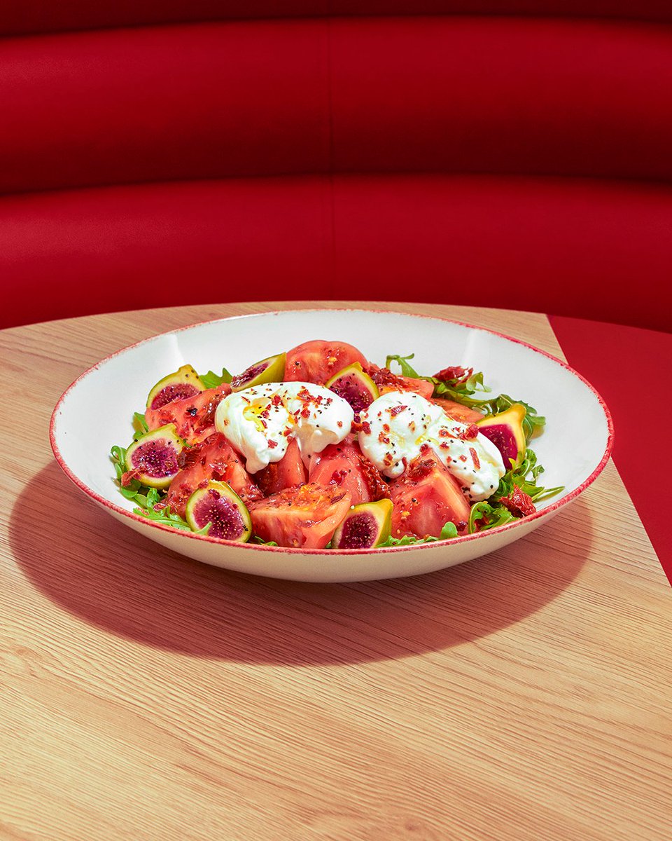 VIPS's tweet photo. ¿Son realmente ensaladas?😱🤤🥗 ¡Ya están aquí las nuevas! ¿Una con higos y burrata y la otra con pollo Thai? De locos… 🤯¡Vente, pruébalas y cuéntanos! El resto ya las conoces... #LimitedEdition #ensaladasvips #Thai #Waikiki #LosÁngeles #5Quesos https://t.co/M6rBmcFAZy