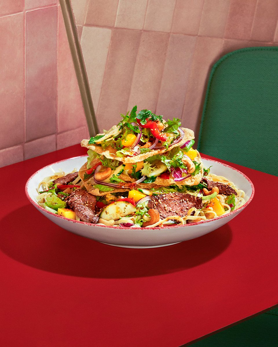 VIPS's tweet photo. ¿Son realmente ensaladas?😱🤤🥗 ¡Ya están aquí las nuevas! ¿Una con higos y burrata y la otra con pollo Thai? De locos… 🤯¡Vente, pruébalas y cuéntanos! El resto ya las conoces... #LimitedEdition #ensaladasvips #Thai #Waikiki #LosÁngeles #5Quesos https://t.co/M6rBmcFAZy
