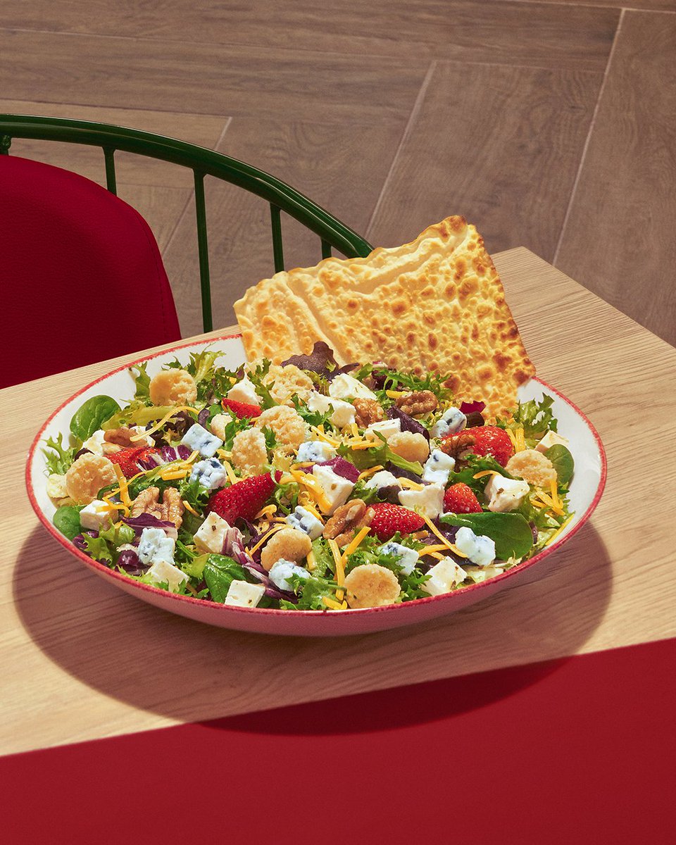 VIPS's tweet photo. ¿Son realmente ensaladas?😱🤤🥗 ¡Ya están aquí las nuevas! ¿Una con higos y burrata y la otra con pollo Thai? De locos… 🤯¡Vente, pruébalas y cuéntanos! El resto ya las conoces... #LimitedEdition #ensaladasvips #Thai #Waikiki #LosÁngeles #5Quesos https://t.co/M6rBmcFAZy