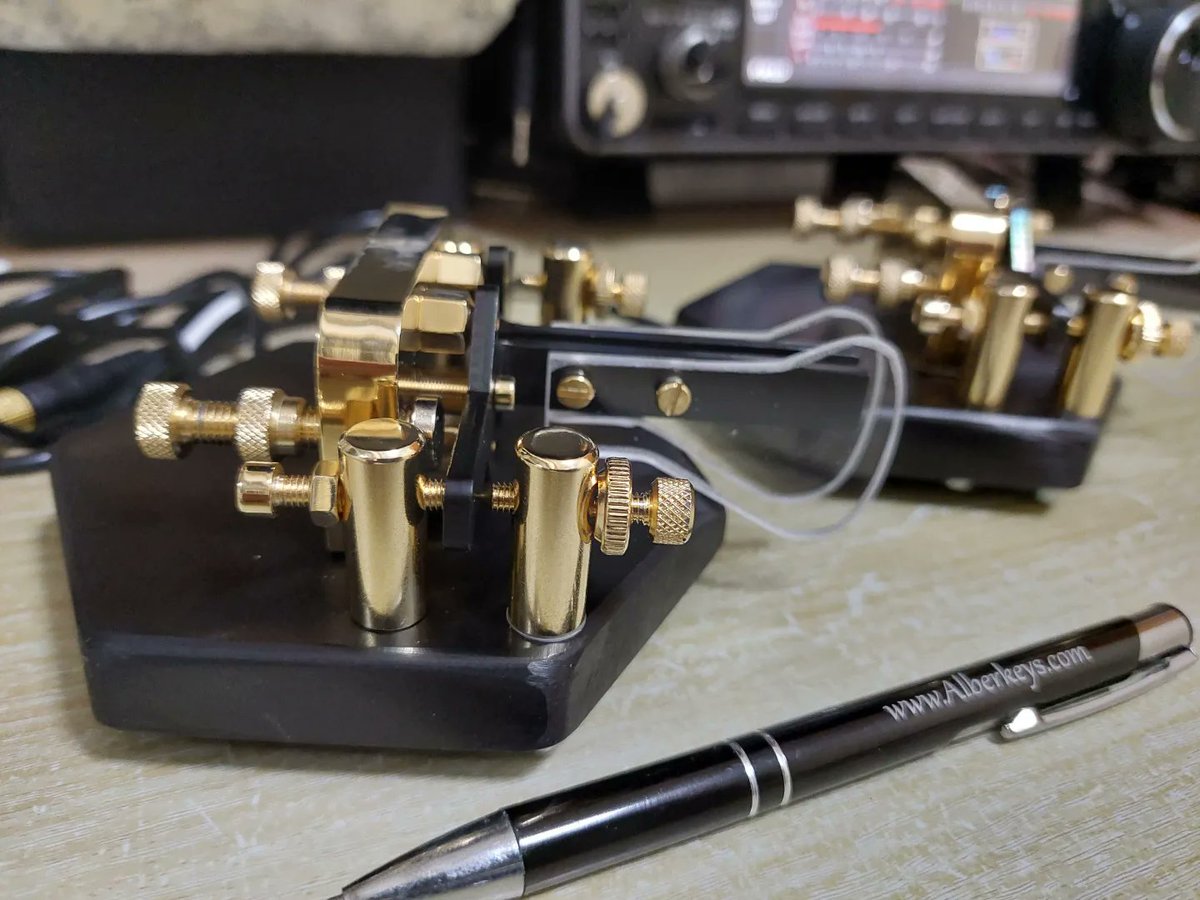 #alberkeys #hexakey #gold  #portable #manipulador  #vibroplex 
#radioafición #radioaficionados #morsecode #morse #icom #icom7610 #kenwood #yaesu #iambico #llavestelegraficas #cw #telegrafia #tortugascw #yaesu #kenwood #key 
#telegrafialomejorderadio