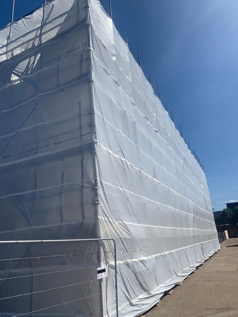 SquibbGroupLtd's tweet photo. Wraping the building ready for high-reach demolition by the Squibb Group Team at Thames Road. #Demolition #Plant #Machinery #HighReach #ThamesRoad #Barking #Dagenham https://t.co/EzlwZ21xu3