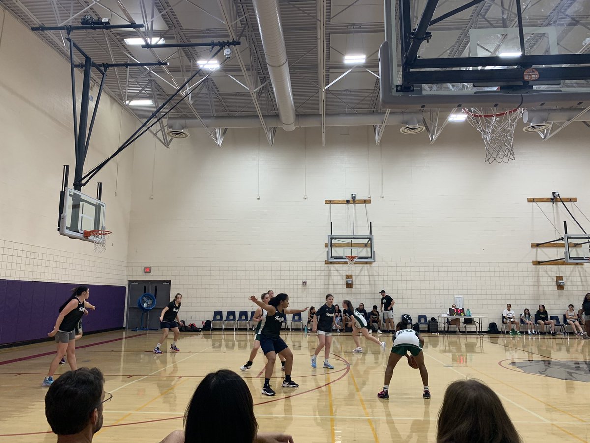BashaAthletics's tweet photo. Catching a summer game @BashaGbb
🐻💚 love what @coachcbright is building with @paytonwhitmore and staff.. #nooneisabovefundamentals https://t.co/WkiT1YygCL
