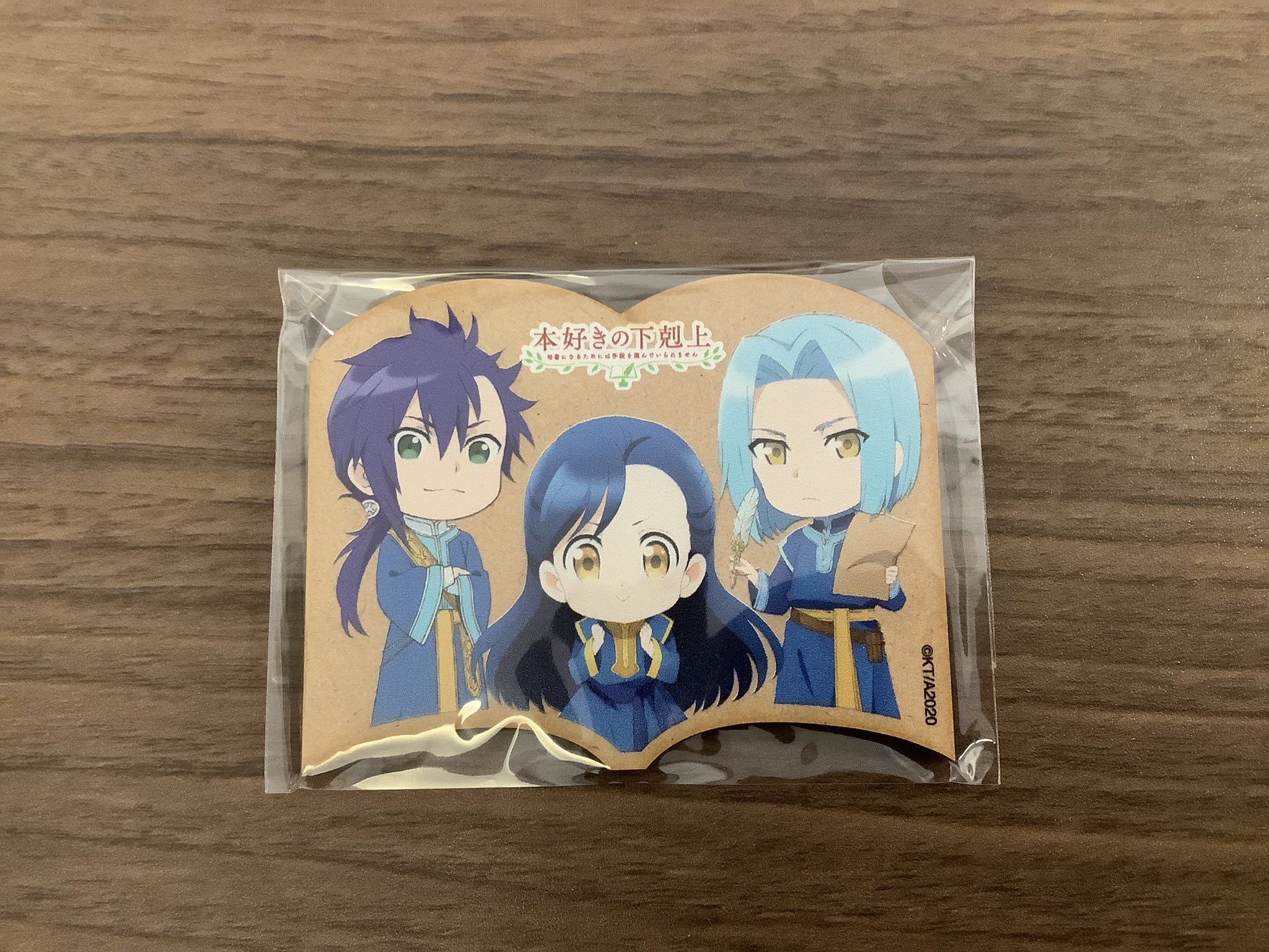 香月美夜 本好きの下剋上 アニメ関係の見本がたくさん届きました 木製バッジ こちらは毎週募集されているファンアート展覧会の参加者から抽選で3名にプレゼントされるグッズの見本です 現在は第三十四章をテーマにしたファンアートを募集中 方法