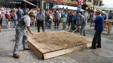 STMediaCH's tweet photo. Die Reise in die Vergangenheit im #Emmental !
Der #Gotthelf-Märit in #Sumiswald ist der grösste traditionelle Markt in der Schweiz!
Handwerker, Musiker & "Wöschwyber" wie in der guten alten Zeit!
Nur 11.6.22.
@madeinbern @BernWelcome
https://t.co/R3gRMgPWs2 https://t.co/bbUdWl7RYI