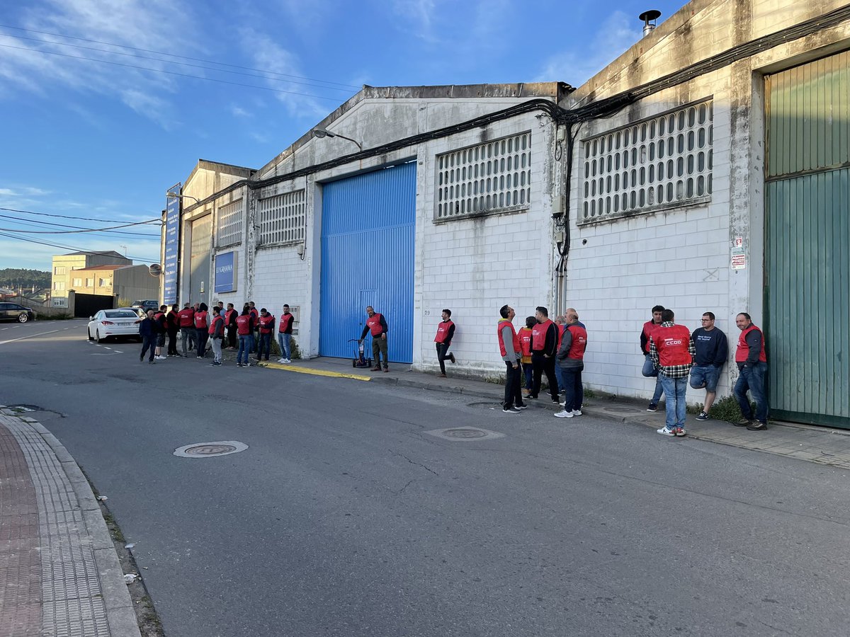 ccooindgalicia's tweet photo. 🔴 #EstaPasando Agora mesmo o piquete de @ccooindgalicia diante de #NERVION en #Repsol na #Grela.
📢 Seguimos en #Folga no #metal de #ACoruna
📆 7 de xuño quinta xornada de folga.
▶️ Por Convenio sen recortes
▶️ Polo mantemento do poder adquisitivo
▶️ Polo dereito á subrogación https://t.co/jo66qf6L9A