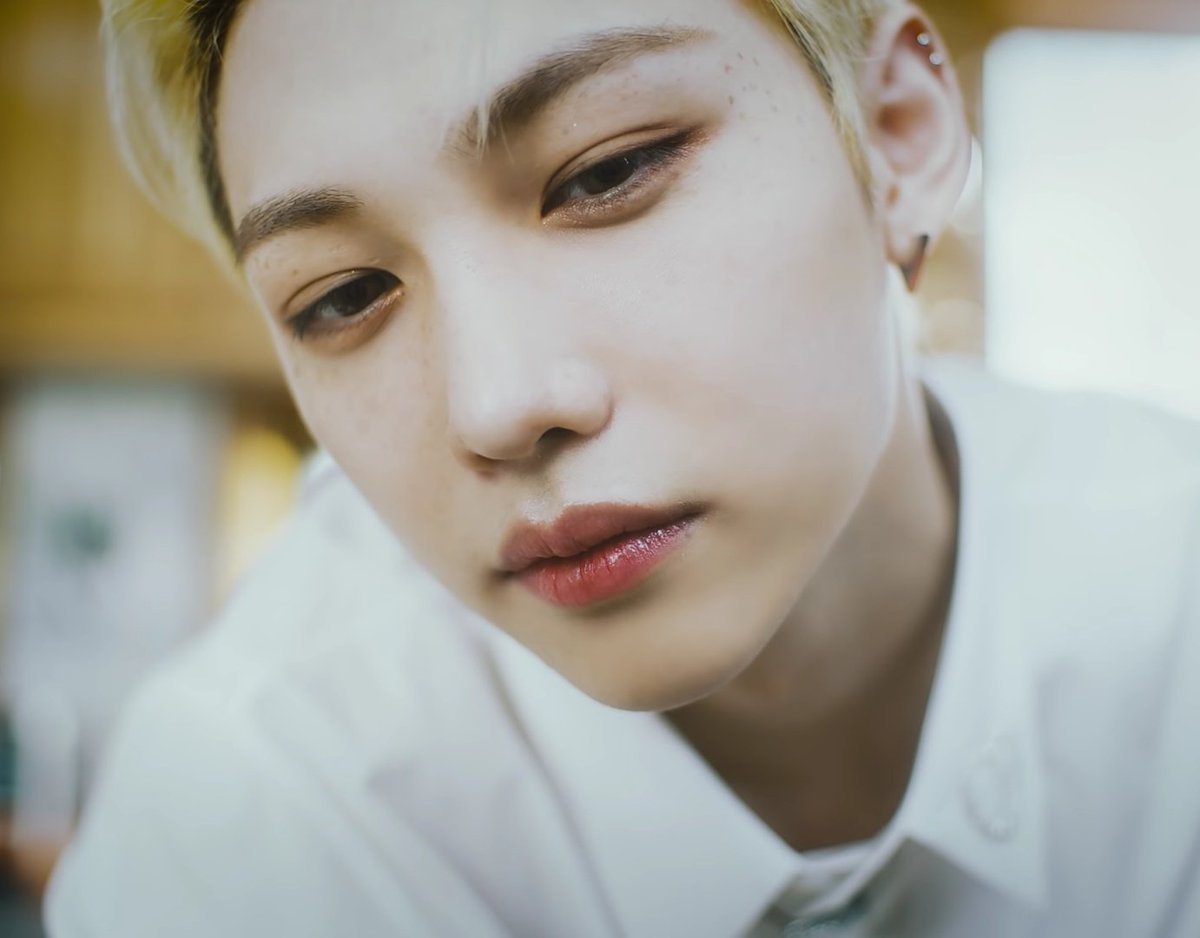 leeknowyohhh's tweet photo. HAN REACTING TO FELIX'S KISSING PART 😭😭😭 https://t.co/WwRxr4Mmkk