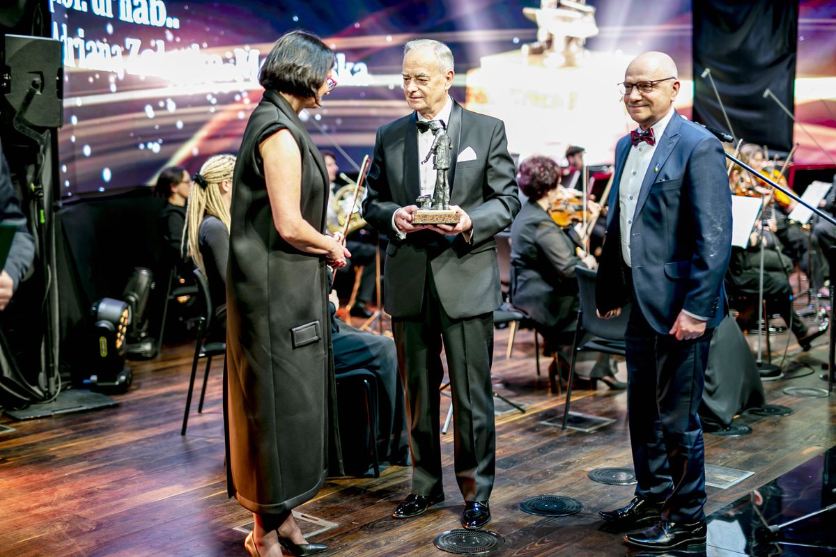 FarUniv's tweet photo. 🏆 Profesor Adriana Zaleska-Medynska, dyrektor #FarU otrzymała nagrodę „Primum Cooperatio”, przyznawaną za efektywną współpracę pomiędzy środowiskiem akademickim a sferą biznesową i gospodarczą. 

➡ https://t.co/OJ0AI1RC0B

📷 Udostępnione dzięki uprzejmości Pracodawcy Pomorza https://t.co/KtWK9UDZtM