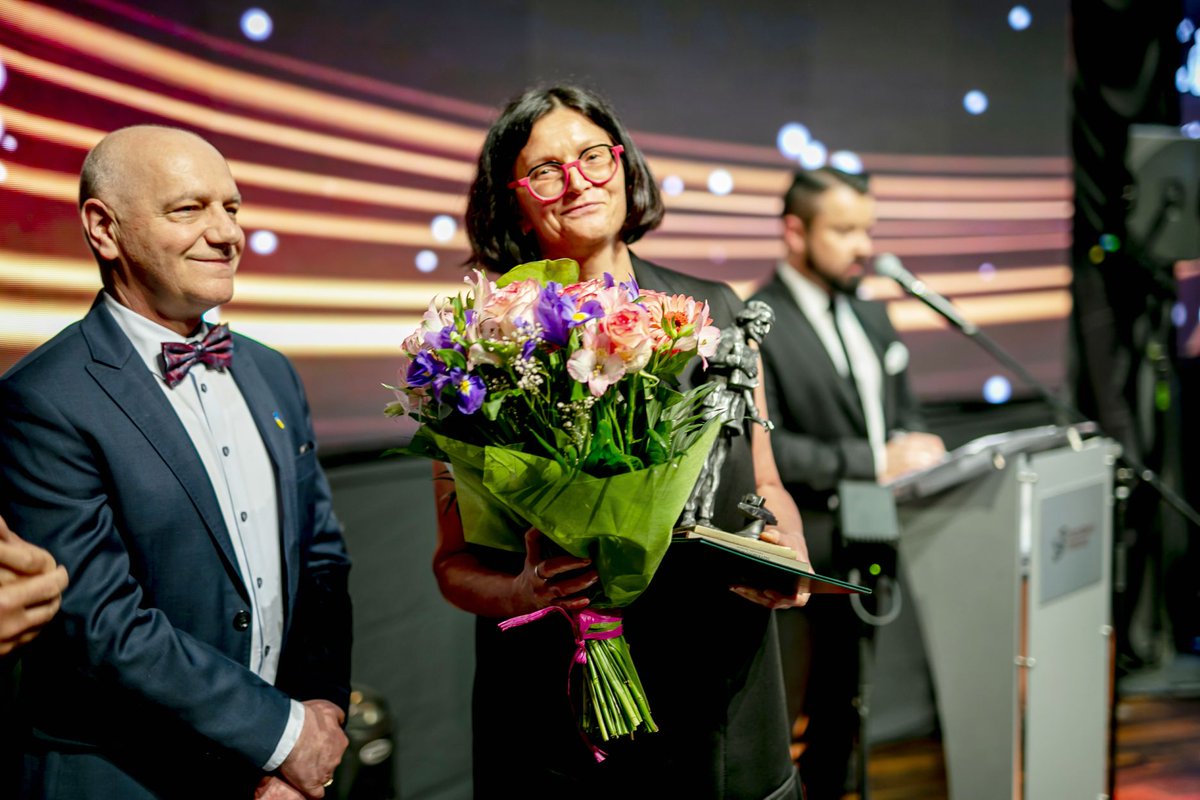 FarUniv's tweet photo. 🏆 Profesor Adriana Zaleska-Medynska, dyrektor #FarU otrzymała nagrodę „Primum Cooperatio”, przyznawaną za efektywną współpracę pomiędzy środowiskiem akademickim a sferą biznesową i gospodarczą. 

➡ https://t.co/OJ0AI1RC0B

📷 Udostępnione dzięki uprzejmości Pracodawcy Pomorza https://t.co/KtWK9UDZtM