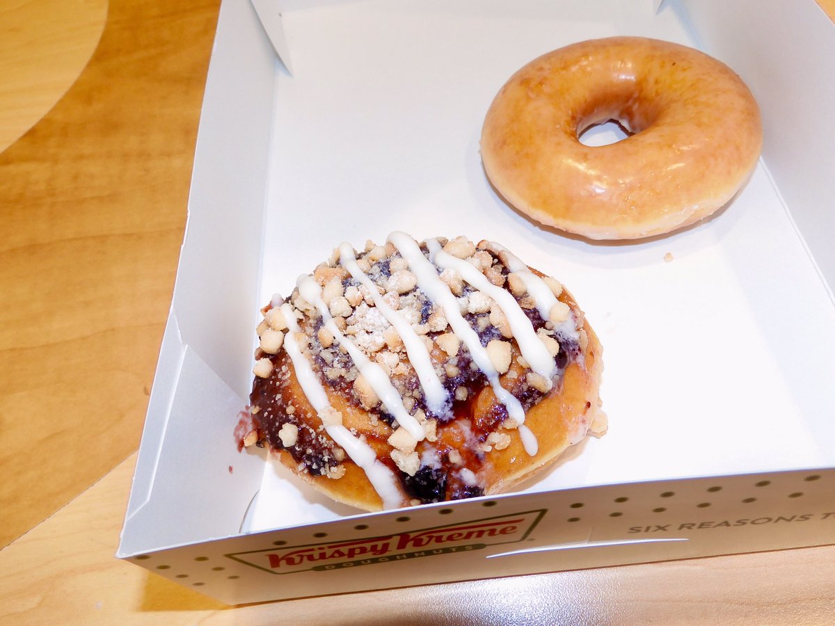 Queenie4ever's tweet image. Ate the mixed berry cobbler doughnut today #new #lunch #pickofthepatch