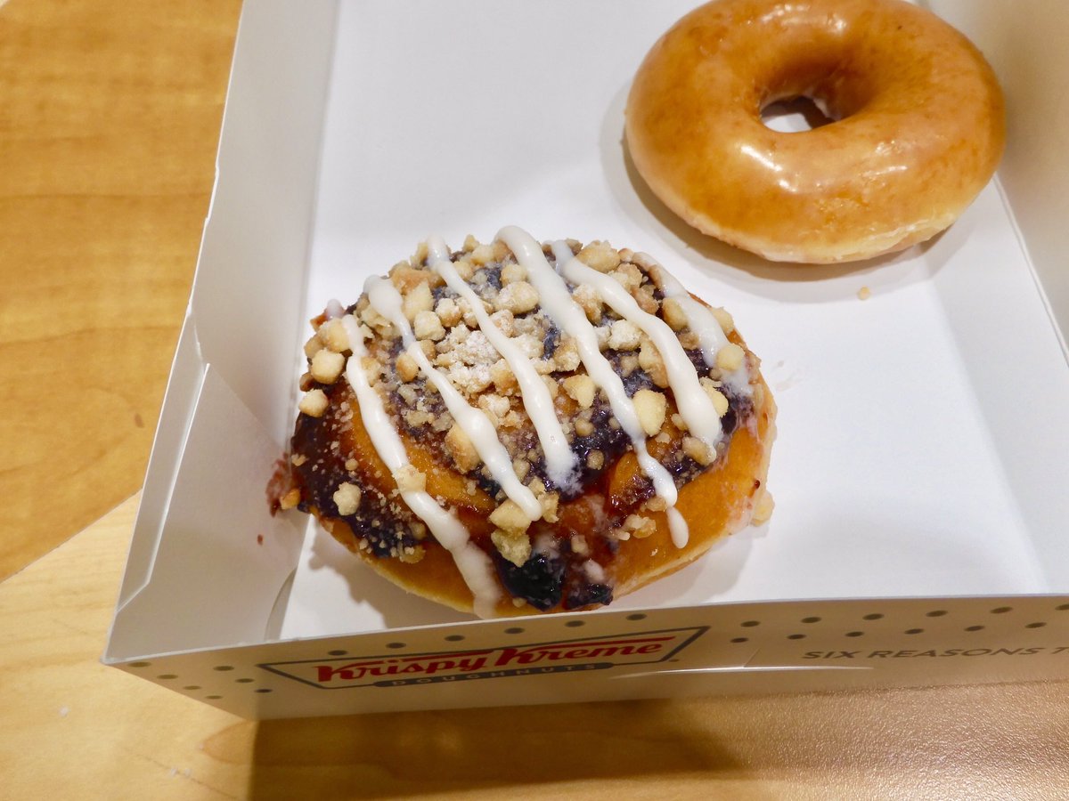 Queenie4ever's tweet image. Ate the mixed berry cobbler doughnut today #new #lunch #pickofthepatch