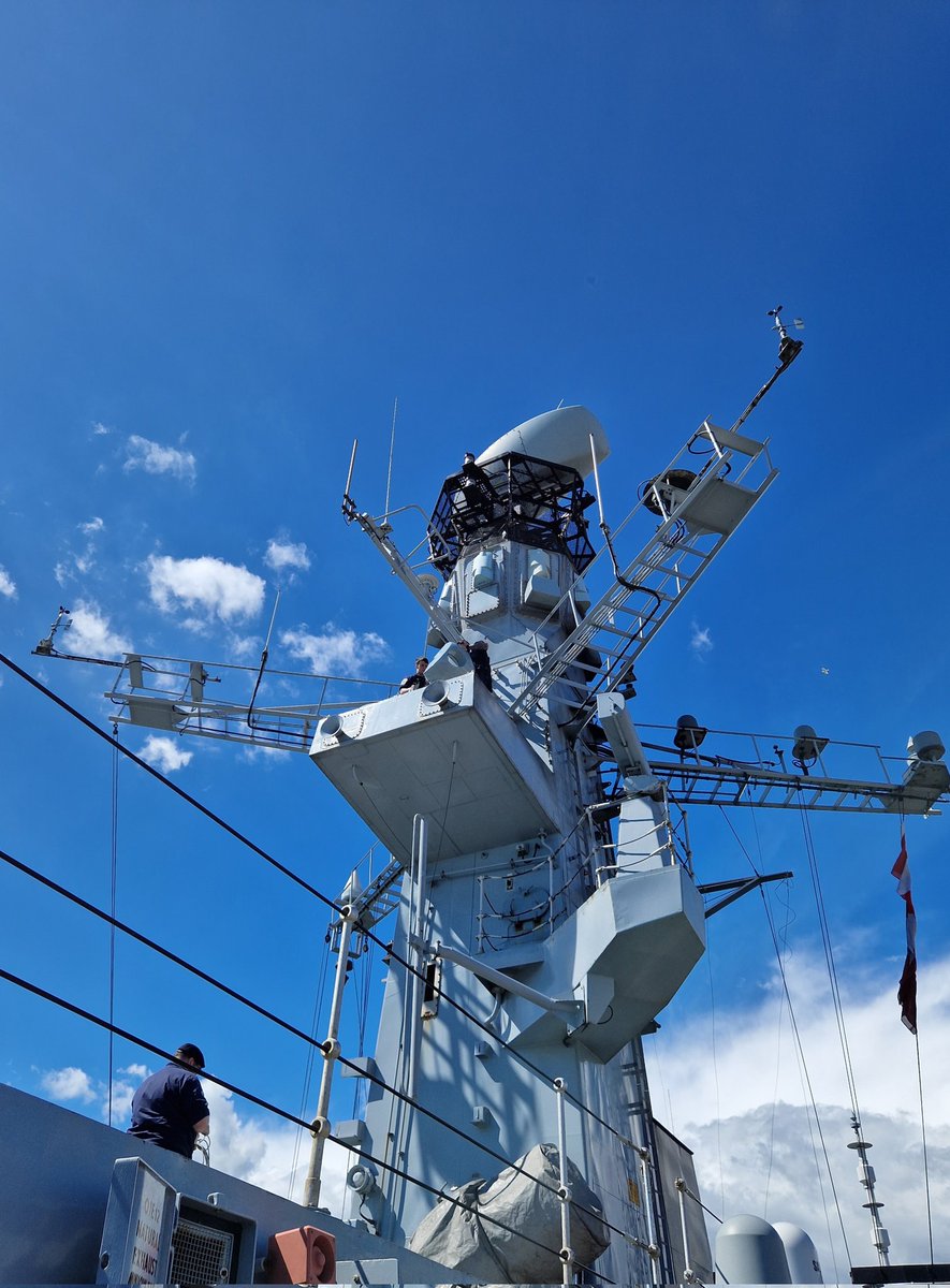 hms_kent's tweet photo. Two members of the Weapon Engineering Department up the Main Mast conducting an essential repair and alignment on the Ship's General Purpose Electro Optical Device (GPEOD) used for aiming the 4.5" Medium Calibre Gun #RNEngineering #Invicta https://t.co/h1VQIb9AcQ