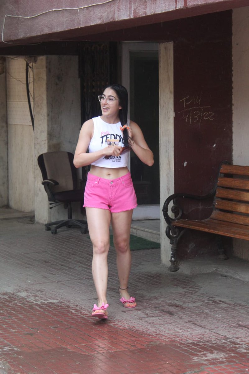 middaygujarati's tweet photo. #SaraAliKhan Spotted in Mumbai
#BollywoodActors #ActorsUpdates #BollywoodCelebrity #BollywoodStar #CasualOutfit #CasualLook #CasualAttire #CasualAvatar #CelebSpotted #CelebOuting
https://t.co/t5m4gj0A96 https://t.co/xHgxAGSjES
