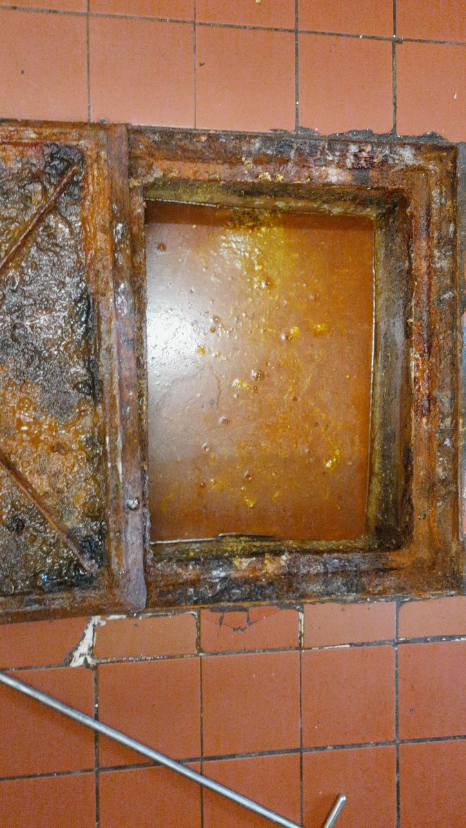 ECAS_World's tweet photo. Fats, oils, and grease (FOG) in the drains ❌
On behalf of @stwater, we’re now working with this food business to stop this from happening.
#blockages #sewers #binnotblock #fightingfatbergs #watercompany https://t.co/ugxfbvffcu