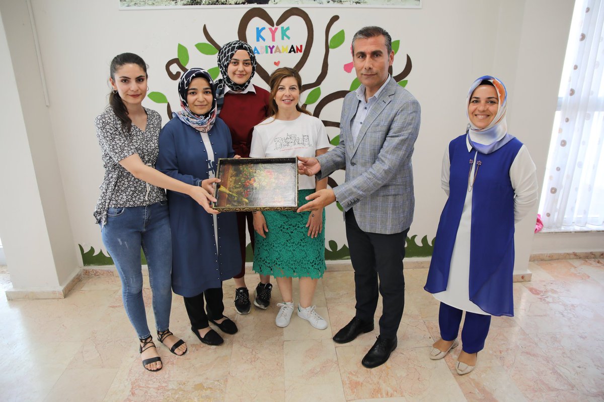 AdiyamanKYGM's tweet photo. El Sanatları Sergisi Açıldı
Yıl içerisinde gençlerimize yönelik gerçekleştirilen El Sanatları Kurslarında ortaya çıkan ürünler görücüye çıktı.
Sergi açılışı İl Müdürümüz @fikretkeles02  Yurt Hizmetleri Müdürümüz ve gençler eşliğinde açıldı.
#GencizBiz
#BenimYurdumGSB https://t.co/z2N1Z5QqY0
