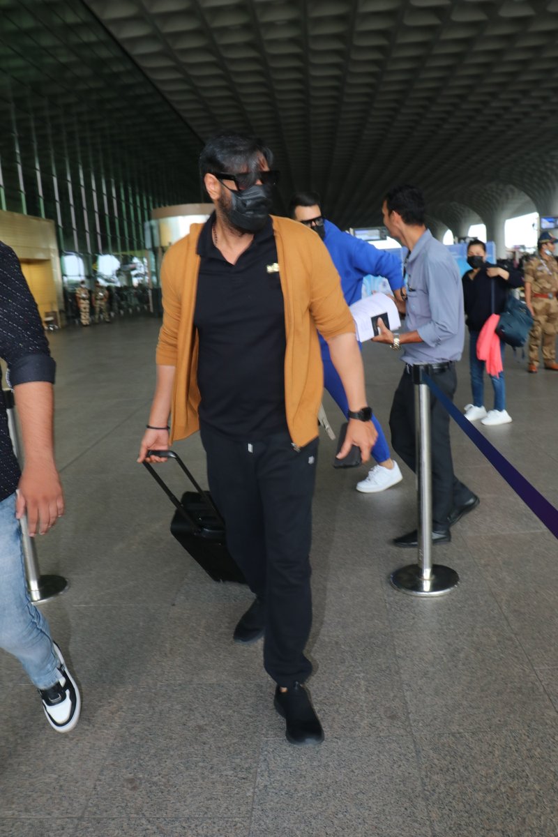 middaygujarati's tweet photo. #AjayDevgn Spotted At Airport Departure
#AjayDevgn #BollywoodActors #ActorsUpdates #BollywoodCelebrity #BollywoodStar #CasualOutfit #CasualLook #CasualAttire #CasualAvatar #CelebSpotted #CelebOuting
https://t.co/OctscJuNS0 https://t.co/EKyZ7kX7Wj