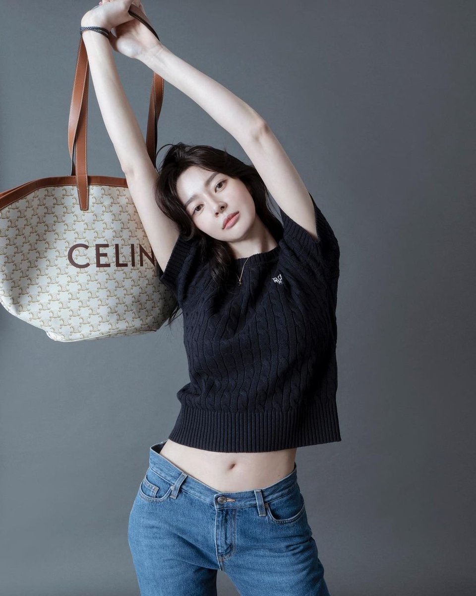 sanghak70's tweet photo. 220607 권나라 인스타그램 (@hv_nara)
권나라. 이번에는 셀린느 가방 모델인가요?
Is Kwon Nara a CELINE Bag Model this time?
#헬로비너스 #hellovenus #hv_nara @hv_nara #권나라 #KwonNara #권아윤 #KwonAyoon #씨제스 #Cjes #씨제스타그램 #Cjestagram
#셀린느 #Celind https://t.co/vt2nNZHnRt