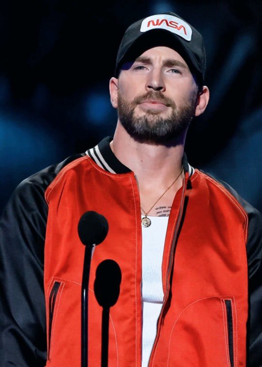 LadyRocketSpace's tweet photo. Bringing #Moon to @MTVAwards, inviting its #Moonperson award #TotheMoon with @CopernicSpace #LunarOutpost and our #NFT. Last night @ChrisEvans sent another #Space message during the #MTVAwards in his @NASA hat;we can take Music to the Moon too! sign up www.CopernicSpace,com https://t.co/Rgi0ZQakcV