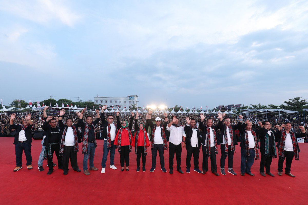 Maaf <a href="/PDI_Perjuangan/">PDI Perjuangan</a> , kami memang tak punya uang sebanyak kalian

Tapi kami punya semangat yang gigih memperjuangkan orang baik, itu tak bisa dinilai dari sekadar UANG

Kami datang dari penjuru desa TANPA DIBAYAR bersatu memastikan <a href="/ganjarpranowo/">Ganjar Pranowo</a> bertarung di 2024