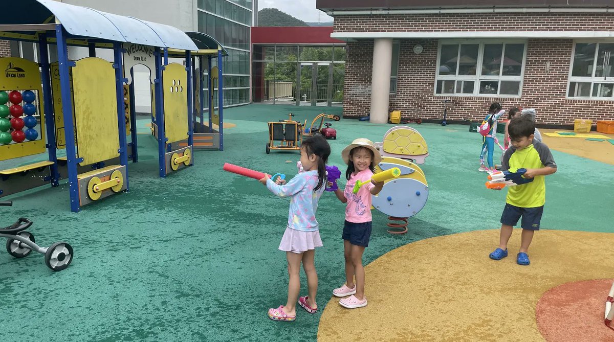 ISBLearning's tweet photo. Students had an exciting morning at the Early Years water play today 💧 Chasing bubbles, shooting water into the sky &amp; squirting each other &amp; the teachers!! 😄 What a lovely way to end a busy term #HappyHealthyLearning 

#ISBLearning #ISB #부산국제외국인학교 #IBWorldSchool https://t.co/DYqn2YHDpS