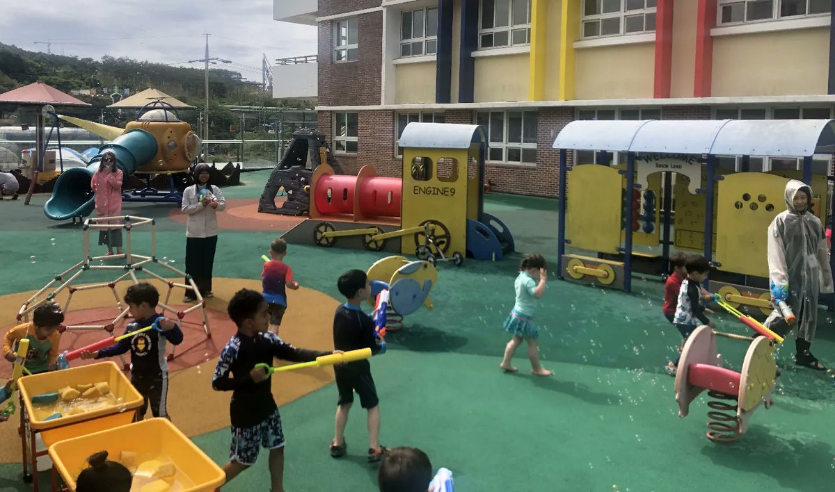 ISBLearning's tweet photo. Students had an exciting morning at the Early Years water play today 💧 Chasing bubbles, shooting water into the sky &amp; squirting each other &amp; the teachers!! 😄 What a lovely way to end a busy term #HappyHealthyLearning 

#ISBLearning #ISB #부산국제외국인학교 #IBWorldSchool https://t.co/DYqn2YHDpS