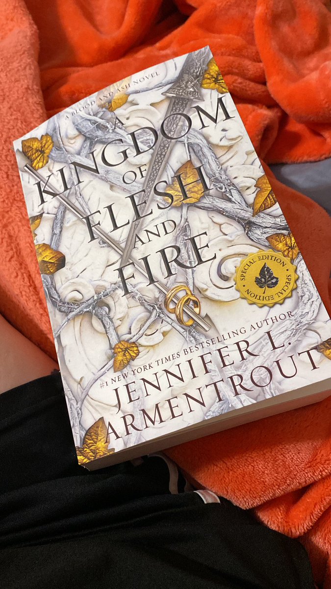 emJbats's tweet photo. this book is so pretty https://t.co/VPeT5i2oHS