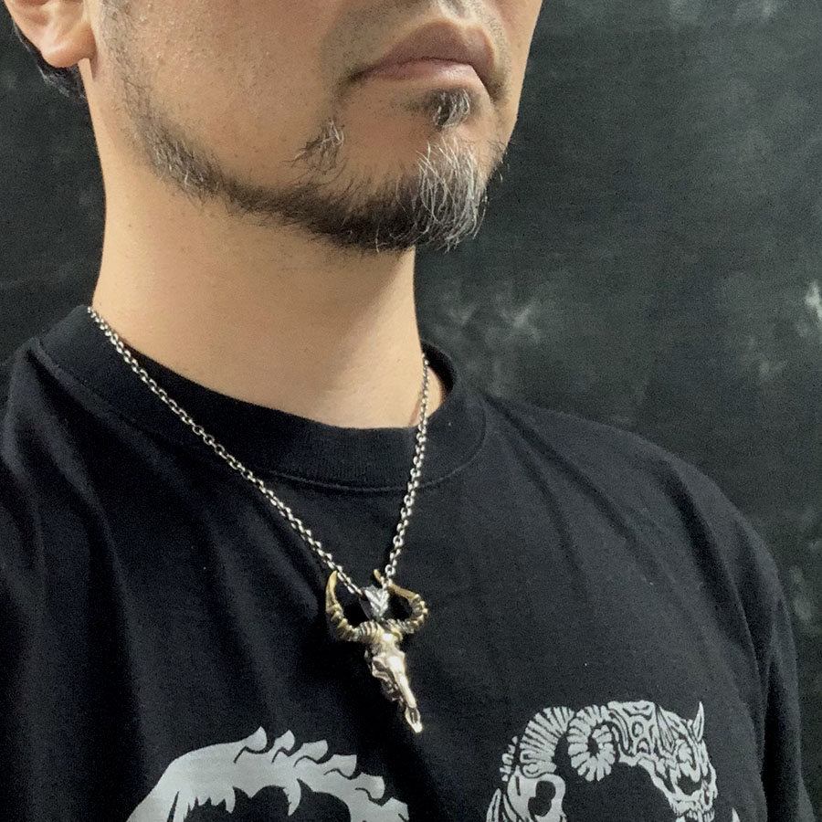 STRANGE_FREAK's tweet photo. 別アングル
黄色い角は真鍮製です。
大振り(63mm)ですが、シルエットが細いのでそこまで重くないです。
ストフリショップリスト
https://t.co/hUQOiNq88T
#SFDP119 #干支 #アニマル #頭骨 #ペンダント
@SILVER_GEEKS https://t.co/3xyps6ikam