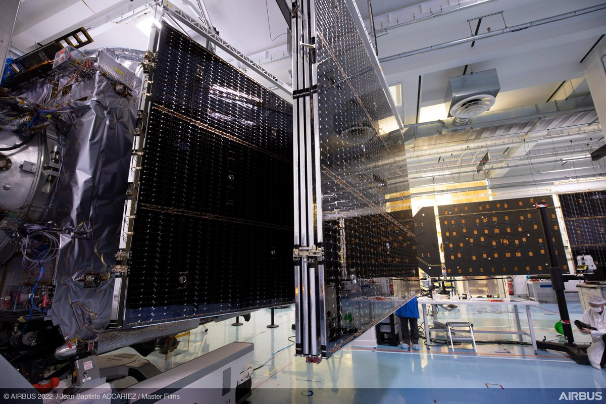ESA_JUICE's tweet photo. Some spectacular impressions of the integration and deployment of the #JUICE solar panels, ahead of the mechanical test, where the spacecraft will be vibrated &amp; submitted to acoustic waves, simulating the stressful launch environment 🚀 
https://t.co/eXOL1mKSz4 https://t.co/TTg1BKUbdD