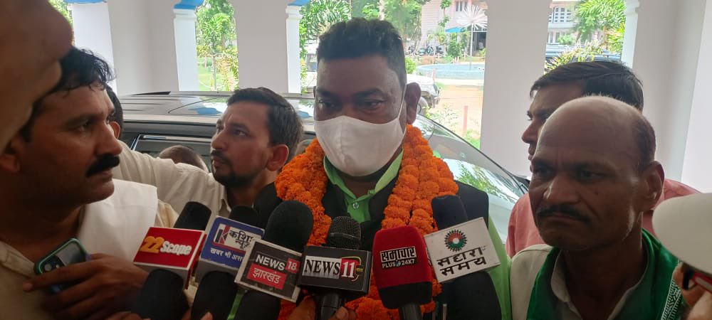 BhoktaSatyanand's tweet photo. दो दिवसीय दौरे पर पलामू पहुँचने पर पलामू परिसदन में राजद कार्यकर्ताओं ने स्वागत एवं अभिनंदन किया। इस दौरान पत्रकार बंधुओं को संबोधित किया। समस्त राजद कार्यकर्ताओं का आभार।

@RJDforIndia @RJD4Jharkhand https://t.co/q6KU9fzkEW