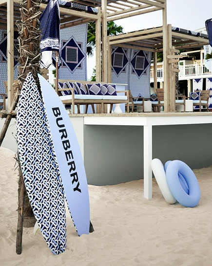 cppluxury's tweet photo. Burberry spreads ‘TB Summer Monogram’ pop-ups around the world
https://t.co/6IkjW3VBsY
#Burberry #BurberryTBSummerMonogram #TBSummerMonogram #TBSummer #popup #takeover #activation #luxury #luxuryfashion #fashion #luxuryretail #luxurybusiness @Burberry https://t.co/7iWBAAbwWP