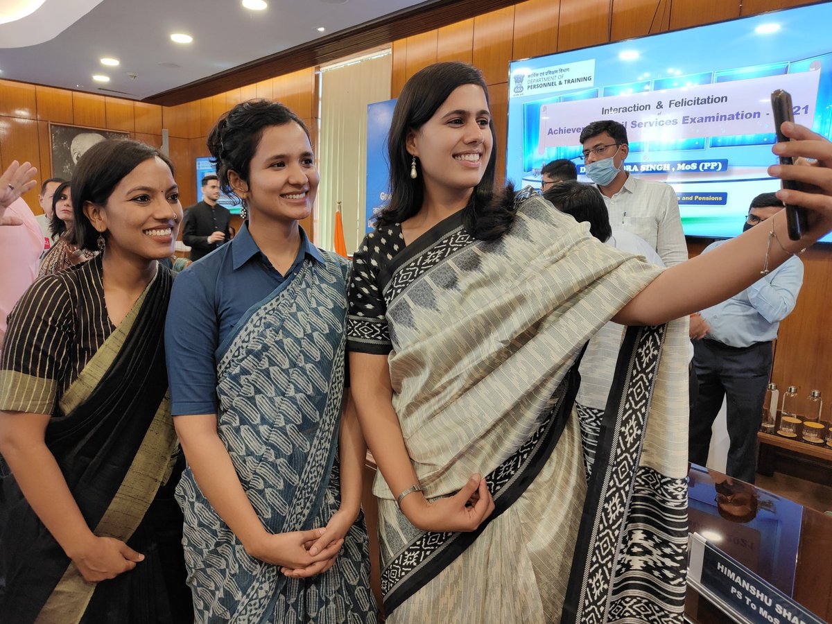 Wangu_News18's tweet photo. UPSC Toppers Clicked Together...

Topper Shruti Sharma in the centre
Ankita Aggarwal Rank 2 on the left
Gamini Singla Rank 3 on the right (clicking selfie)

@DrJitendraSingh https://t.co/3mzBYDfwEW