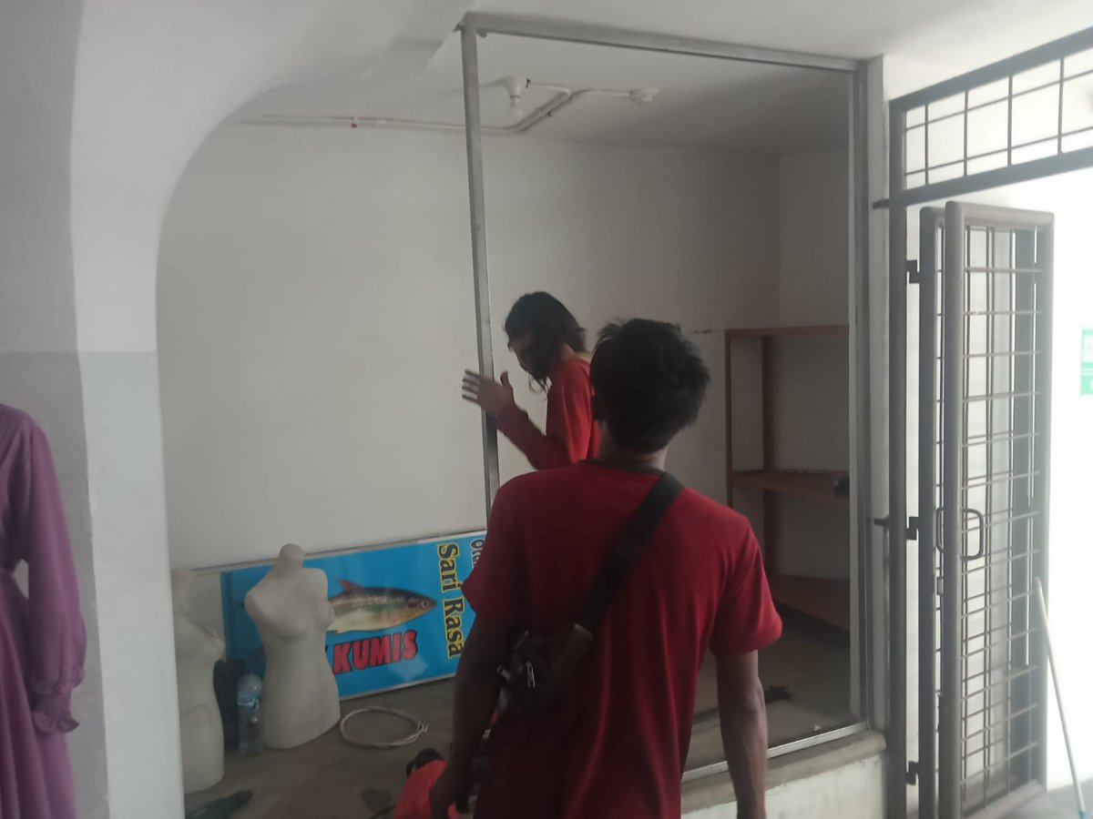 horuses_eye's tweet photo. Terjadi lagi. Ternyata atas persetujuan(ijin lisan) kadin @DPerdaganganSMG, penempatan tanpa BAST. Tolong pak @hendrarprihadi, hargai kami pedagang yg sudah CAPEK NGANTRI DAN TERTIB ikut sistem penataan online.
https://t.co/Qn7ViS9z0I https://t.co/waw3l9mDyY