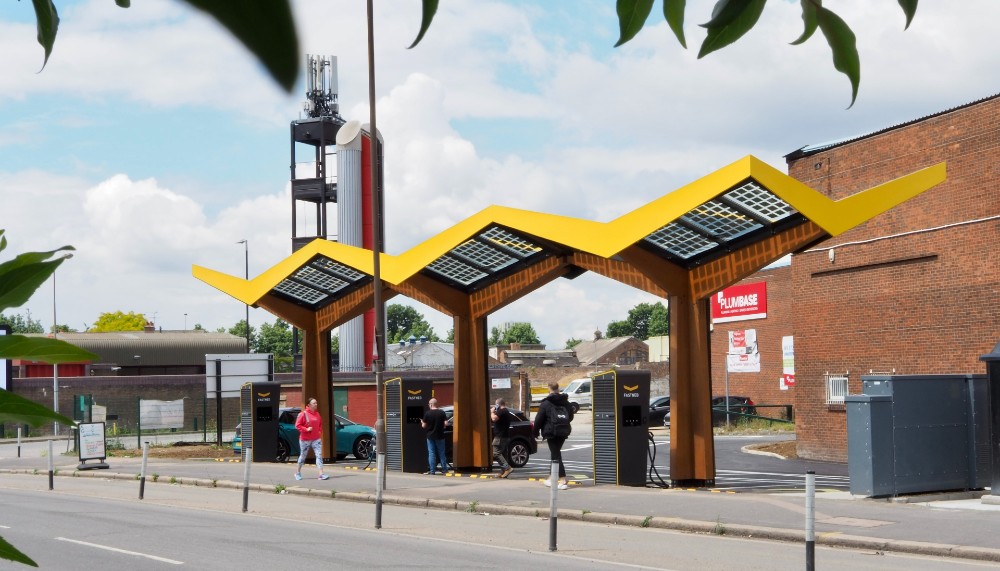 European #evcharging company <a href="/Fastned/">Fastned</a> has opened its first ultra-rapid #electricvehiclecharging hub in #London - in the borough of #Greenwich near the #BlackwallTunnel.

More on the new hub here  👉  bit.ly/3NtkhKP