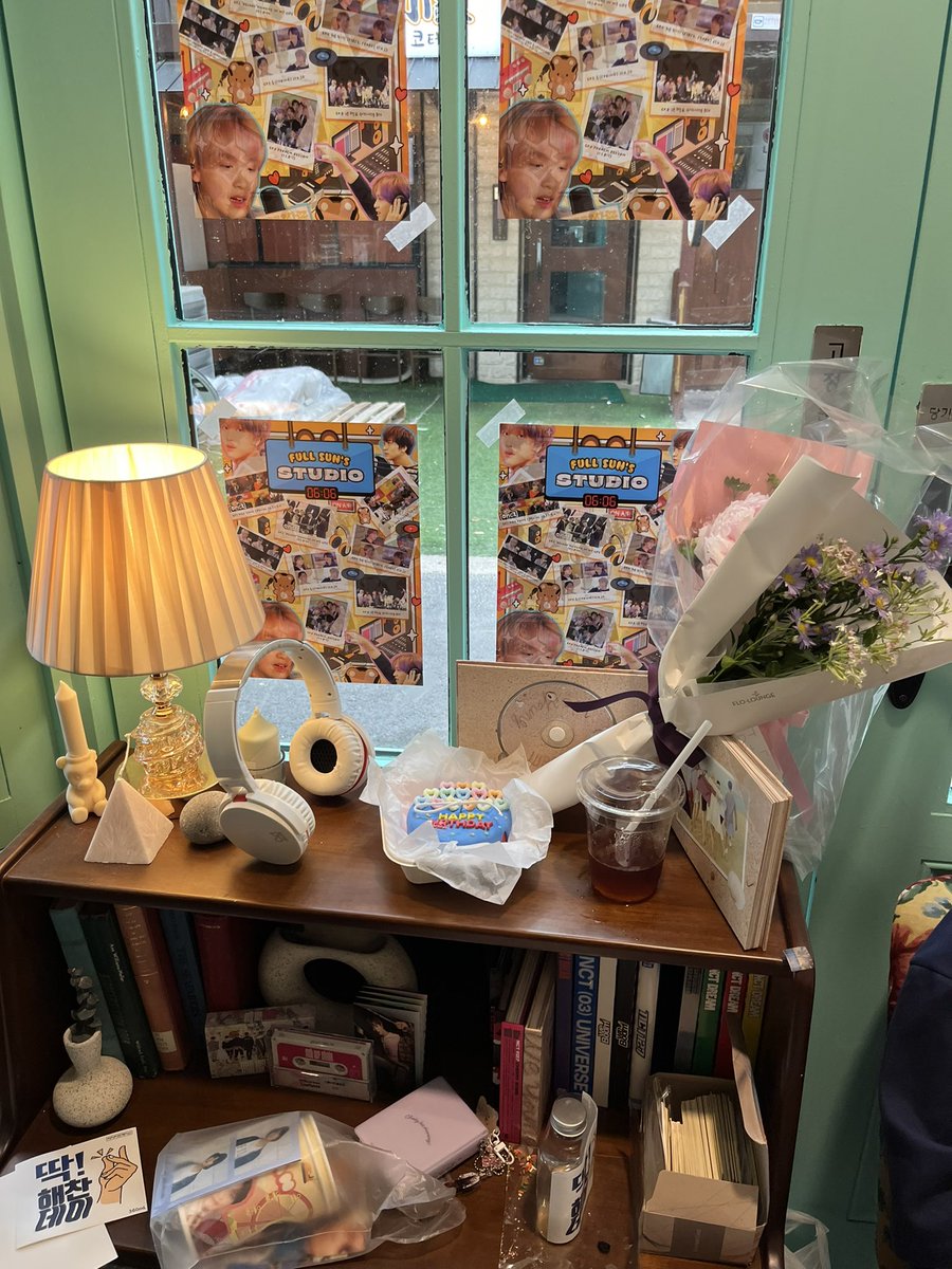 sunflower__6563's tweet photo. 📍카페 비비드

카페 내부가 너무 아기자기하구 예뻤어요 🥺
제가 선택한 해찬라디오의 특별 게스트도 눈에 담구🫶 이곳저곳 너무 예뻐서 눈을 뗄 수 없었던 카페!!!! 럭드는 4등 5등 해서 부채 델구왔지요 
#35_5MHz_withFS
#썬디와_함께한_37_5MHz
#썬디에게_보내는사연 https://t.co/bsOqe3E5ia