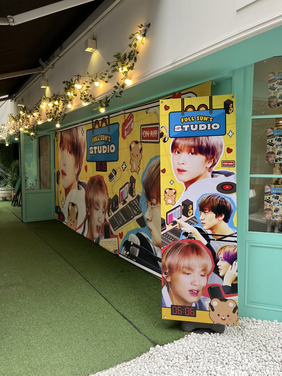 sunflower__6563's tweet photo. 📍카페 비비드

카페 내부가 너무 아기자기하구 예뻤어요 🥺
제가 선택한 해찬라디오의 특별 게스트도 눈에 담구🫶 이곳저곳 너무 예뻐서 눈을 뗄 수 없었던 카페!!!! 럭드는 4등 5등 해서 부채 델구왔지요 
#35_5MHz_withFS
#썬디와_함께한_37_5MHz
#썬디에게_보내는사연 https://t.co/bsOqe3E5ia