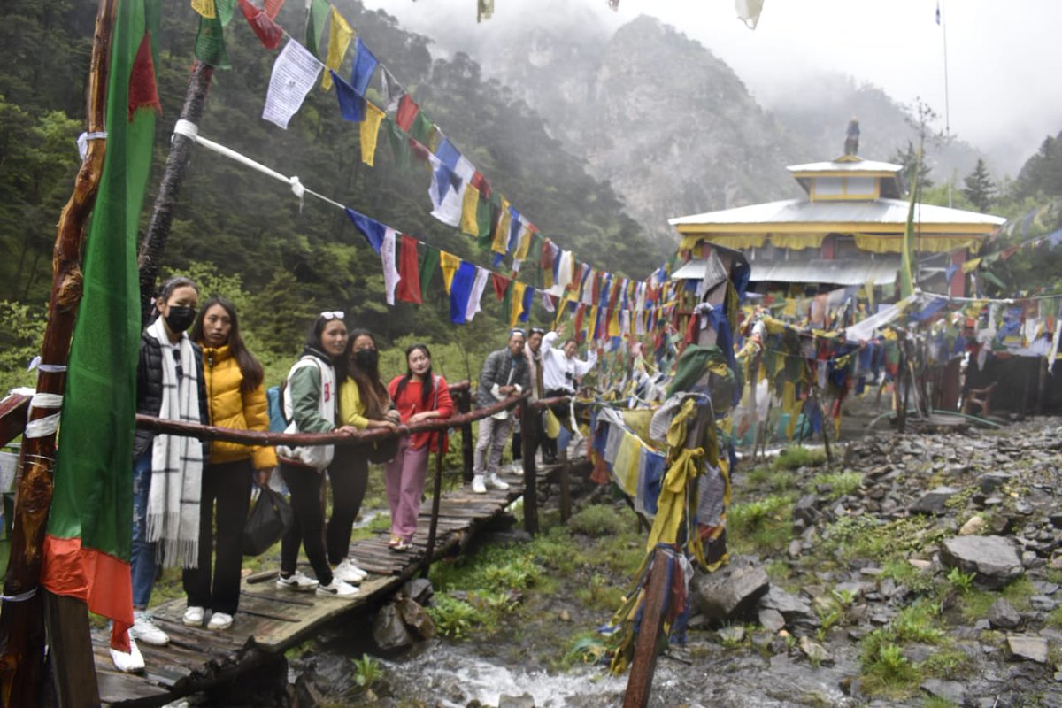rachnayadav2's tweet photo. Visit to enchanting waterfall "Chumi Gyatse", witnessing a breathtaking landscape. Happy to experience the soul soothing rhythm of the gushing water with the Border Villagers of Mago Chuna.
#holywaterfall
#explore
#arunachal
#IncredibleIndia
#holyplace
#Buddhism https://t.co/2yYrK52wLL